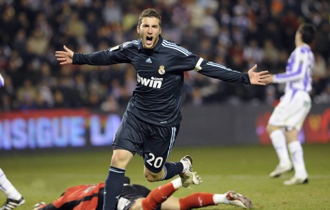 爱游戏官方入口-亚运会常规赛对决在即！上海海港演练定位球，辽宁男篮密集防守应对