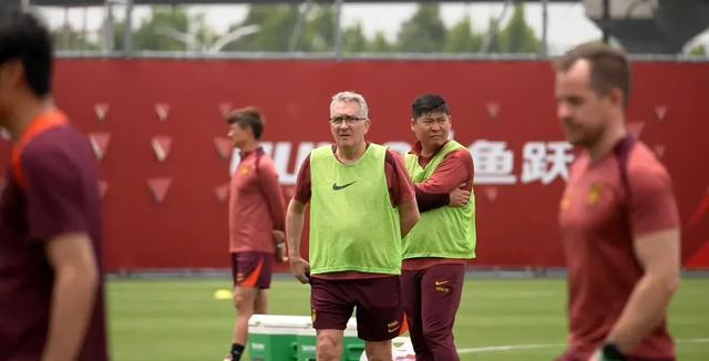 国足备战热身赛，紧张临战状态